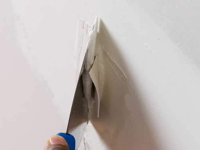 Как красить гипсокартон: выбор краски, подготовительные работы и технология нанесения на стены и потолок