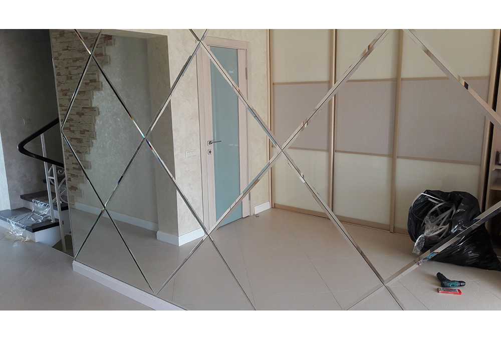 Зеркальные панели: потолочные акриловые на самоклеящейся основе в интерьере, пластиковые для потолка на кухне и другие варианты