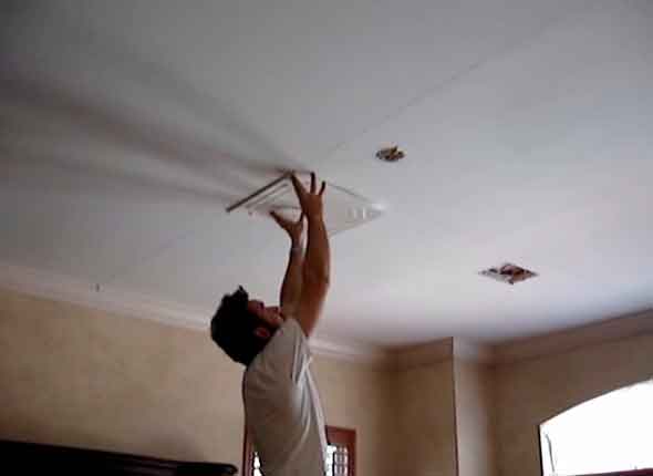 Пенопластовая плитка для потолка: плюсы и минусы, этапы поклейки