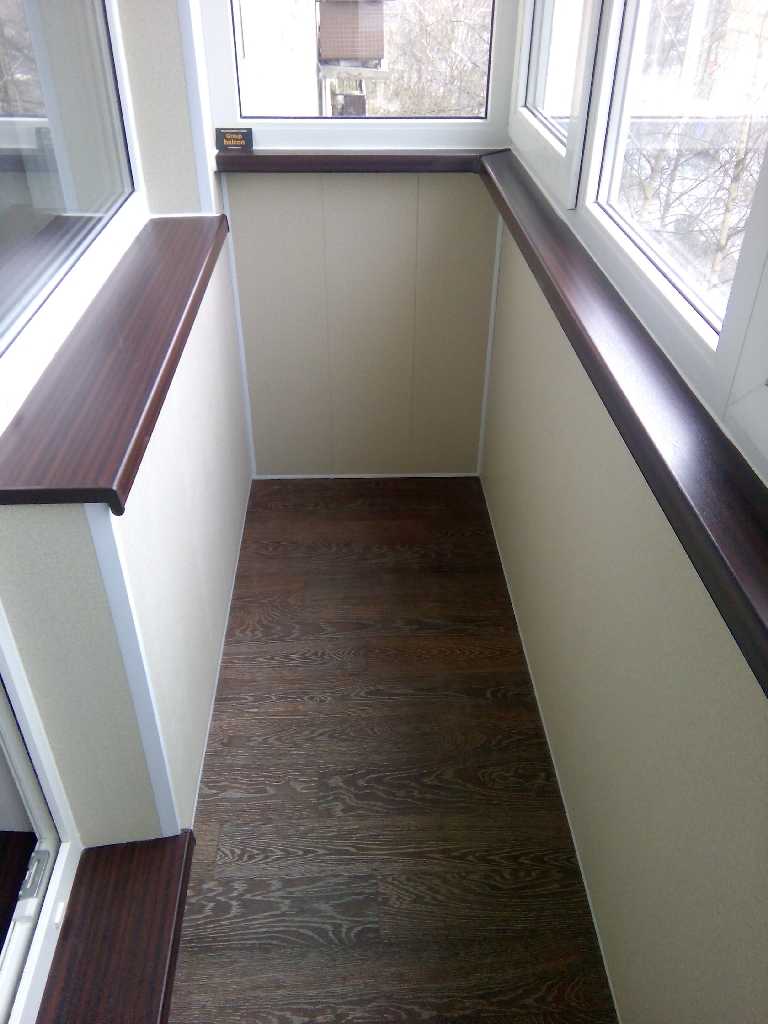 Потолочные панели пвх (42 фото): дизайн пластиковых потолков в коридоре, размеры листов для внутренней отделки, бесшовная укладка в спальне и зале