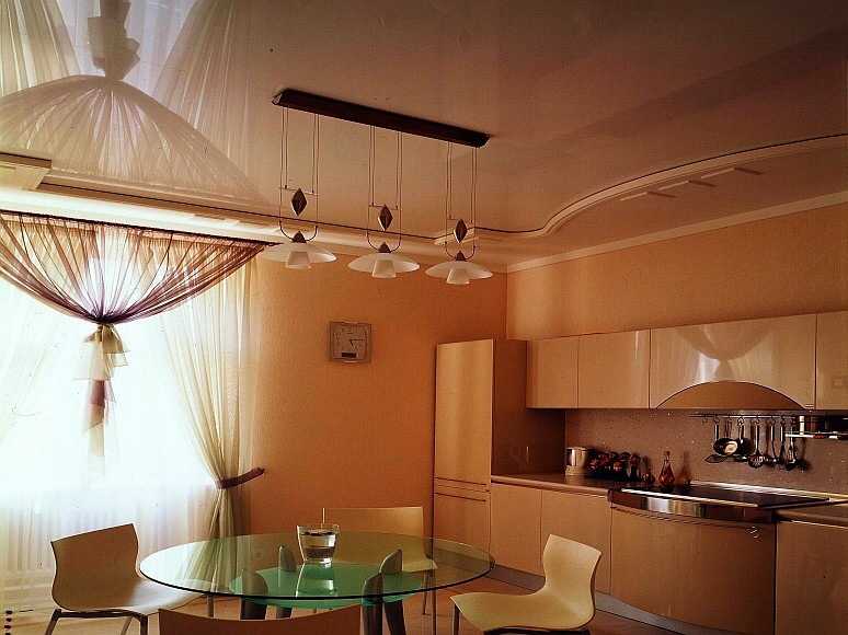 Варианты дизайна натяжных потолков на кухне