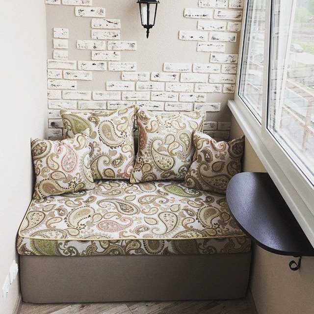 Узкий диван: особенности, разновидности, цветовые решения и материалы
