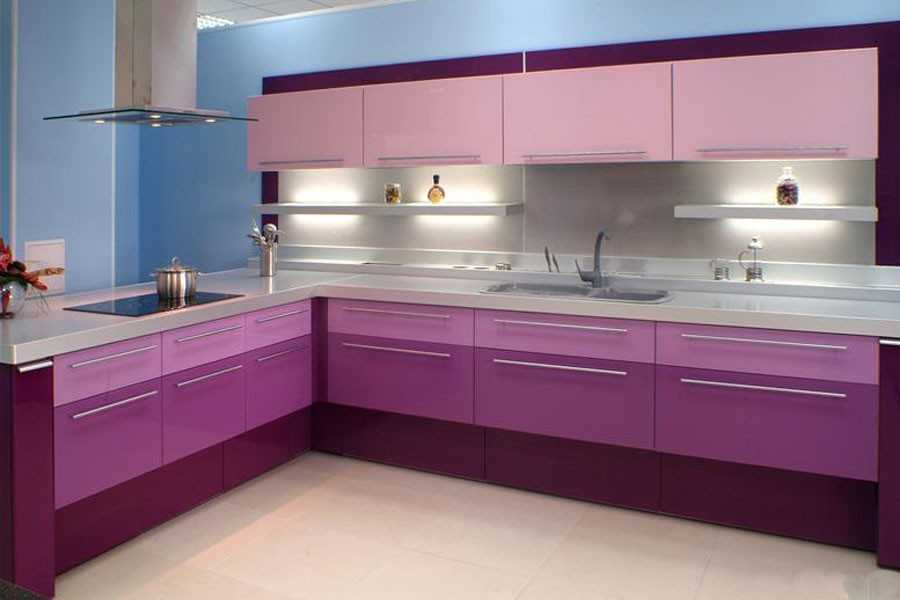 Кухни цвета баклажан все чаще встречаются в квартирах с современным интерьером. Какие нюансы нужно учесть, чтобы кухонный гарнитур баклажанного цвета удачно вписался в интерьер кухни