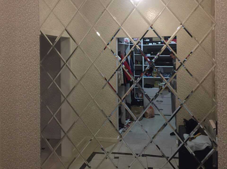 Зеркальная стена в интерьере квартиры