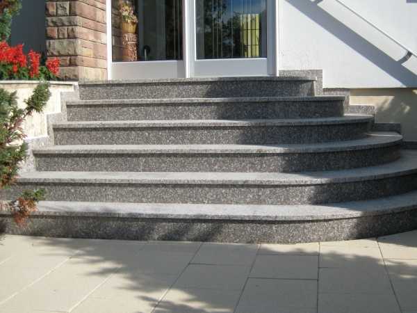 При возведении уличных лестниц нужно правильно выбрать облицовочные ресурсы Какие выбрать противоскользящие покрытия для ступеней уличной лестницы Подойдет ли керамогранит для крыльца на улице