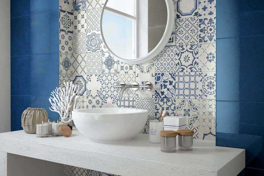 Синяя плитка для ванной: плюсы и минусы, разновидности, выбор, примеры
