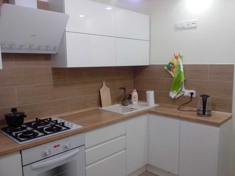 Белая кухня (126 фото): дизайн интерьера с техникой и стенами белого цвета, плюсы и минусы белого стиля, стильные решения кухни с яркими акцентами