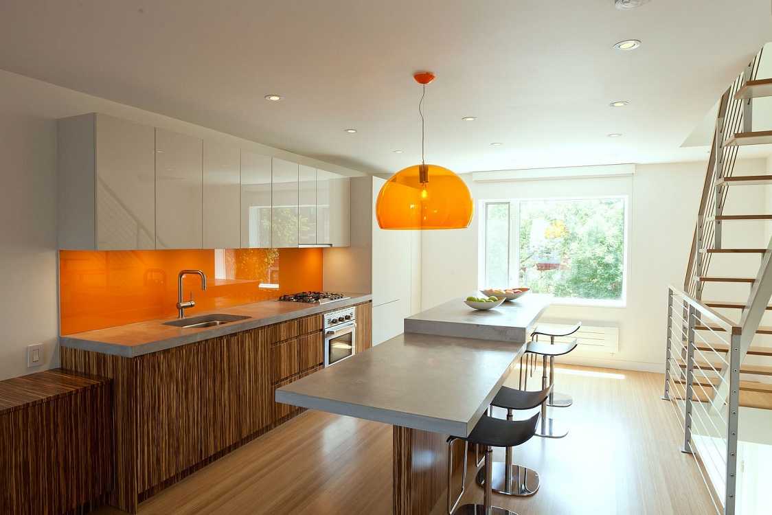 Оранжевая с белым кухня в интерьере фото