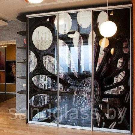 Шкаф-купе во всю стену в гостиную (61 фото): встроенный шкаф с телевизором внутри в интерьере, дизайн зеркального шкафа для зала