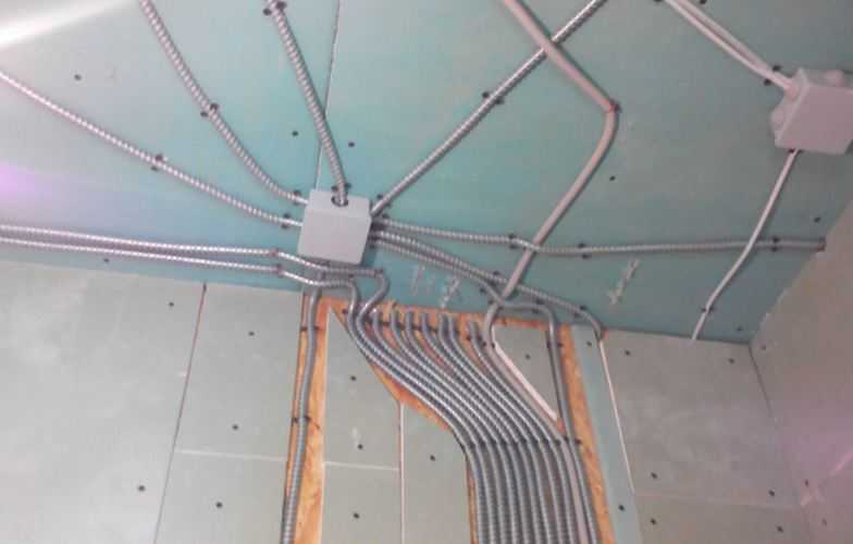 Прокладка кабеля в гипсокартоне: монтаж электропроводки под гипсокартон, как сделать проводку под гипсокартоном