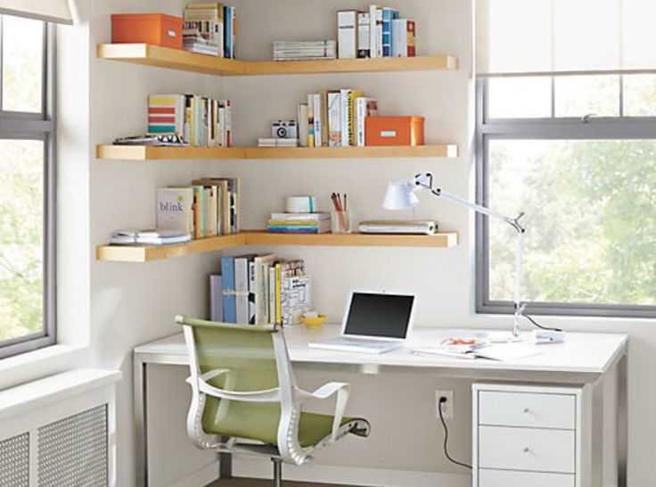 Письменный стол со стеллажом – это неплохое решение в организации небольшого помещения. Из каких материалов производятся такие предметы интерьера В каких комнатах их можно расположить Какими плюсами обладают такие конструкции