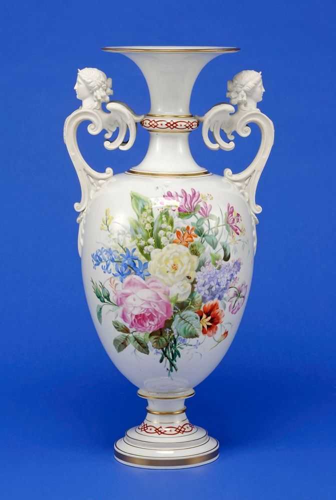 Фарфоровые вазы: виды, дизайн и использование в интерьере
