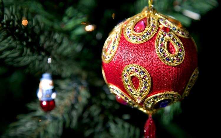 Стеклянные игрушки на елку: формовые новогодние елочные украшения из жидкого стекла, красивые сосульки и домик на елку