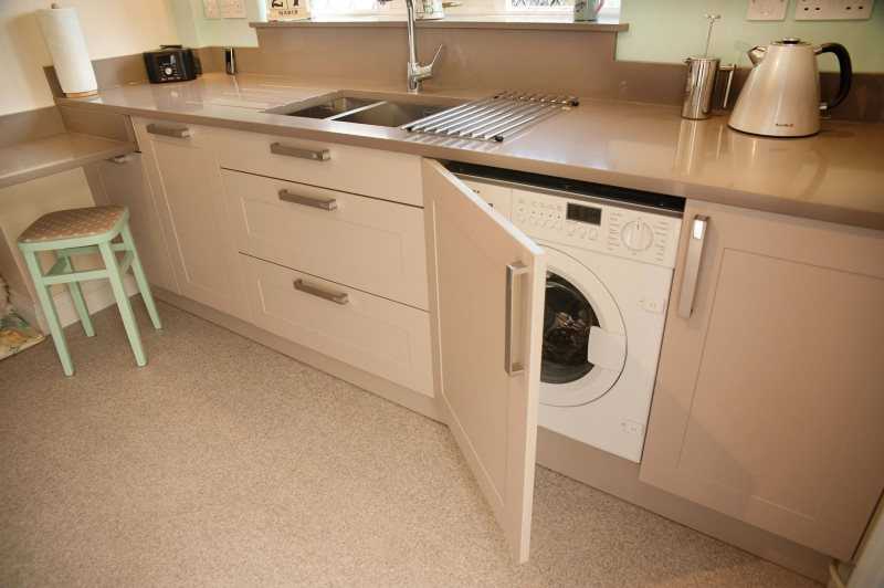Встроенная стиральная машина на кухне (38 фото): выбираем встраиваемую в кухонный гарнитур стиральную машинку, размеры моделей под столешницу