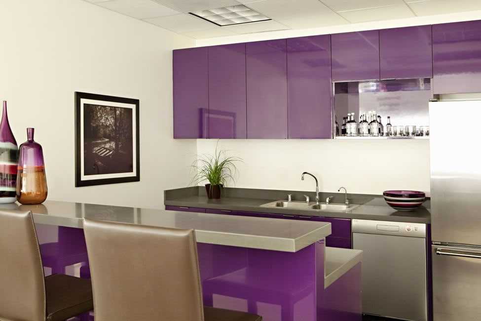 Фиолетовая кухня: сочетания цветов и примеры интерьера