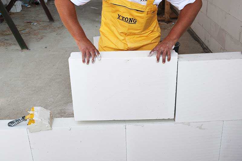 Гипсовые пазогребневые плиты: пустотелые блоки для перегородок 667x500x80 мм и полнотелая гипсоплита для стен, другие варианты
