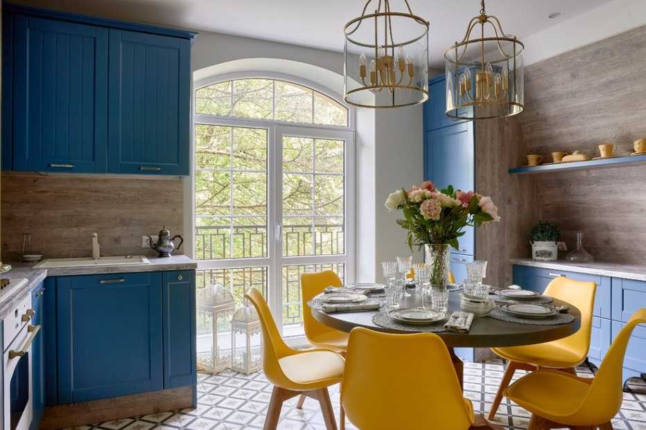 Бело-голубая кухня (27 фото): кухонные гарнитуры с белым верхом и голубым низом в интерьере