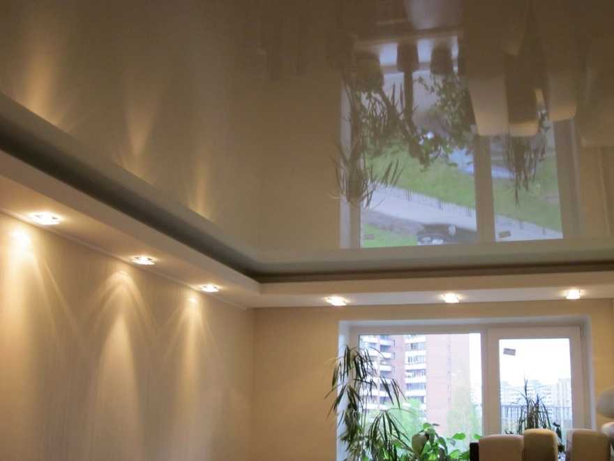 Потолок из гипсокартона в прихожей является одним из популярных решений при оформлении потолочного пространства. Каковы особенности монтажа подвесных гипсокартонных вариантов в коридоре Современные идеи и советы по дизайну.
