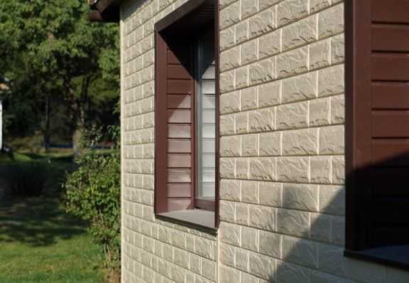 Фасадные цокольные панели для наружной отделки цоколя дома: виды (под кирпич, камень), технология отделки и подготовка фундамента
