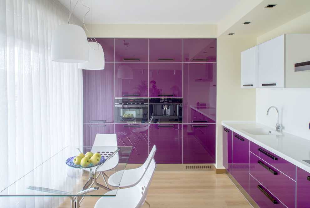 Кухни цвета баклажан все чаще встречаются в квартирах с современным интерьером. Какие нюансы нужно учесть, чтобы кухонный гарнитур баклажанного цвета удачно вписался в интерьер кухни
