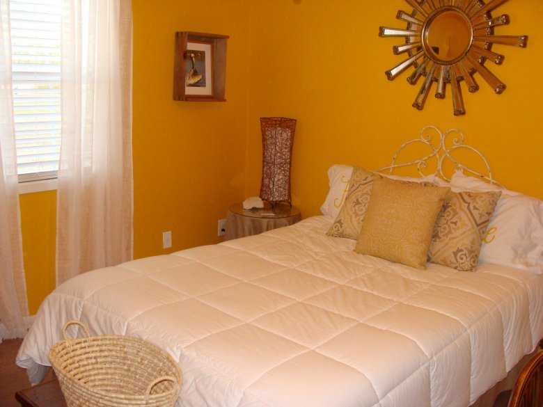 Желтая спальня станет прекрасным решением для энергичных и позитивных людей. Как смотрится желтый цвет в узкой комнате Каких правил следует придерживаться в оформлении оранжевой спальни Какой декор будет гармонично смотреться в комнате