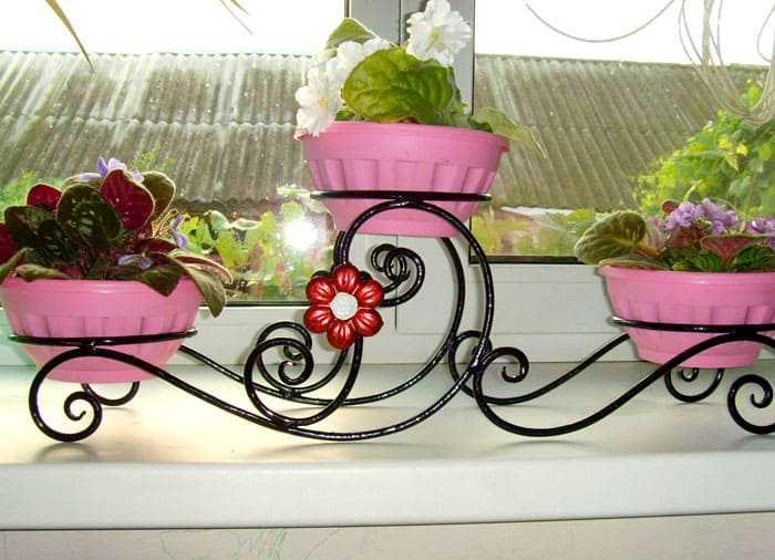 Напольная подставка для цветов (39 фото): выбираем высокую стойку на колесиках для больших комнатных растений, белые стеклянные угловые подставки в интерьере. особенности пластиковых моделей