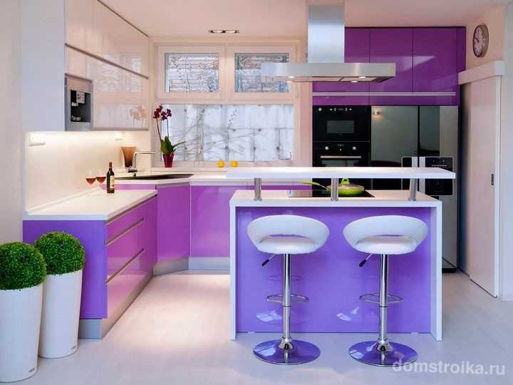 Фиолетовая кухня считается необычной и подходит далеко не для каждого интерьера. В чем заключаются особенности цветового восприятия Какие кухонные гарнитуры помимо бело-фиолетовых могут гармонично смотреться в дизайне кухонного пространства