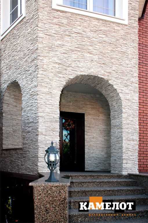 Замковый камень – заключительная и особенная часть арочной кладки Где можно встретить его примеры в архитектуре Как выглядят арки и заключающие камни на окнах Какими бывают фасадные камни из кирпича и другие варианты арочных «замков»