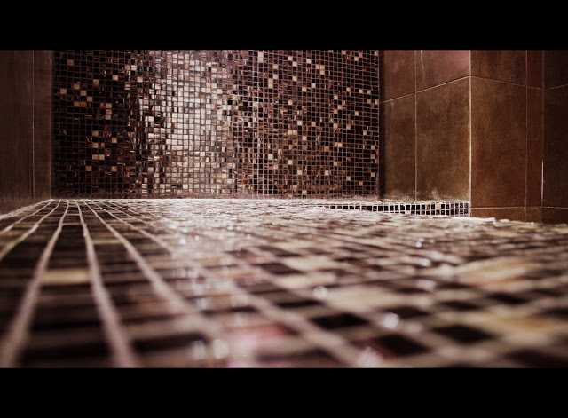 Плитка-мозаика для ванной (91 фото): дизайн мозаичной продукции для пола в комнате, укладка керамическая плитки на столешницу