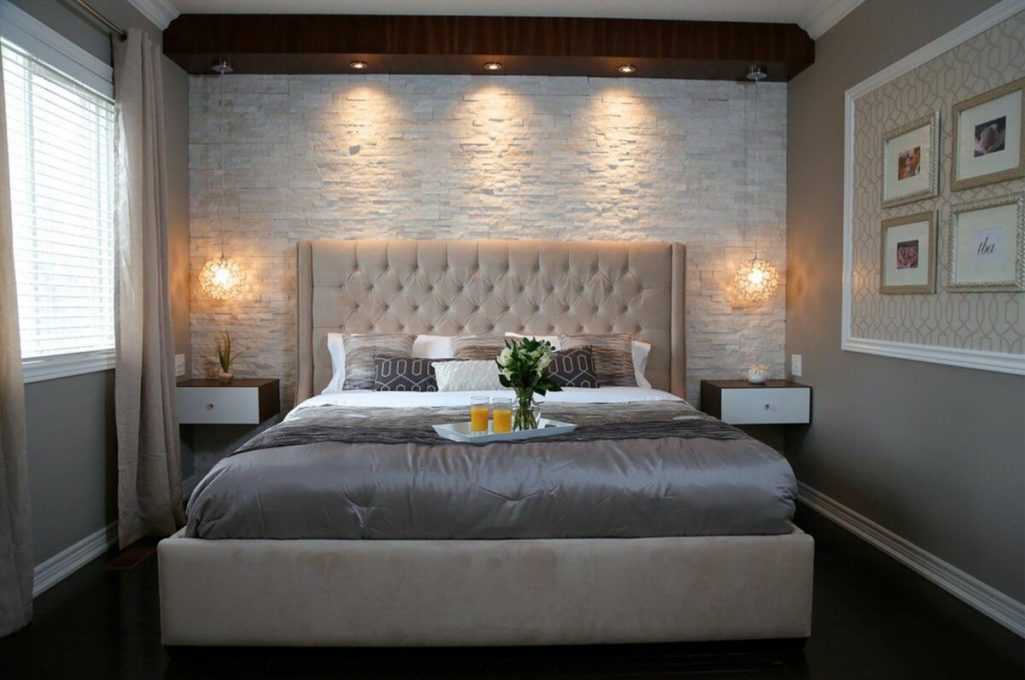 Что повесить над кроватью в спальне? 74 фото: оформление и декор стен панно, как украсить фресками, дизайн изголовья кровати