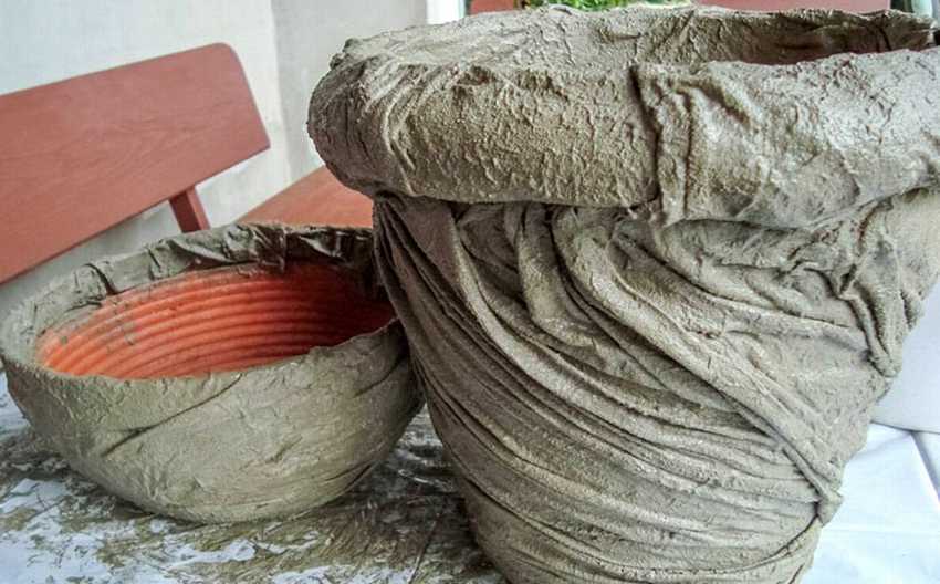Делаем вазы из цемента и ткани для сада своими руками