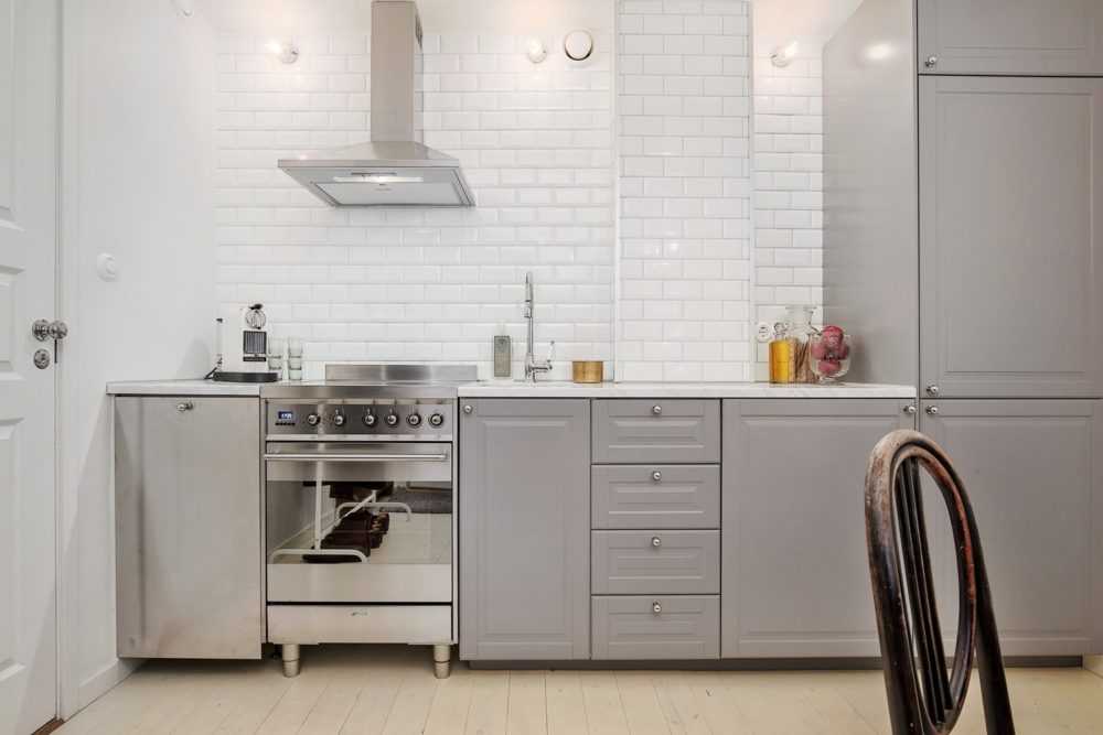 Ниша на кухне под окном (38 фото): зимний шкаф-холодильник и ящик под окном в кухне, полки и другие варианты дизайна отделки
