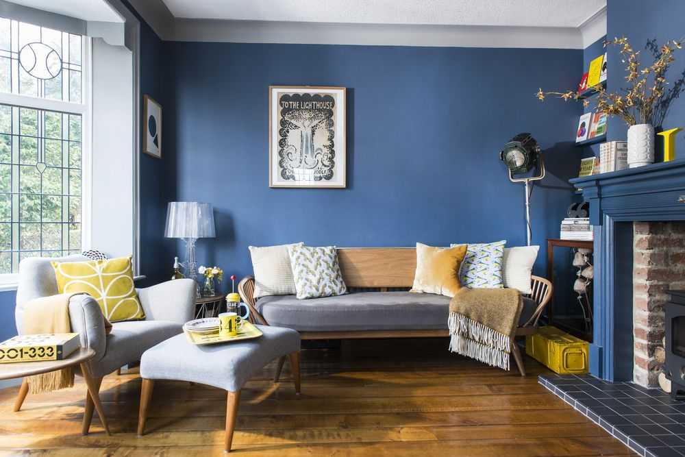 Синяя спальня – современное и креативное решение. Как правильно разработать дизайн интерьера в темно-синих тонах Интересно ли смотрятся комнаты в бело-синем, сине-золотом и голубом цвете Какую роль играет выбор освещения и штор