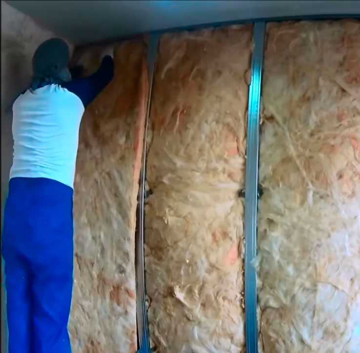 Как выбрать и правильно крепить утеплитель к стене из дерева, кирпича или бетона