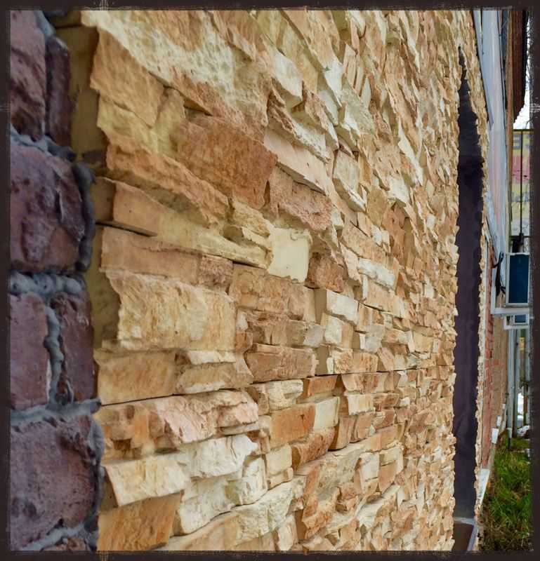 Фасадные панели под камень: разновидности материалов, особенности использования и монтажа