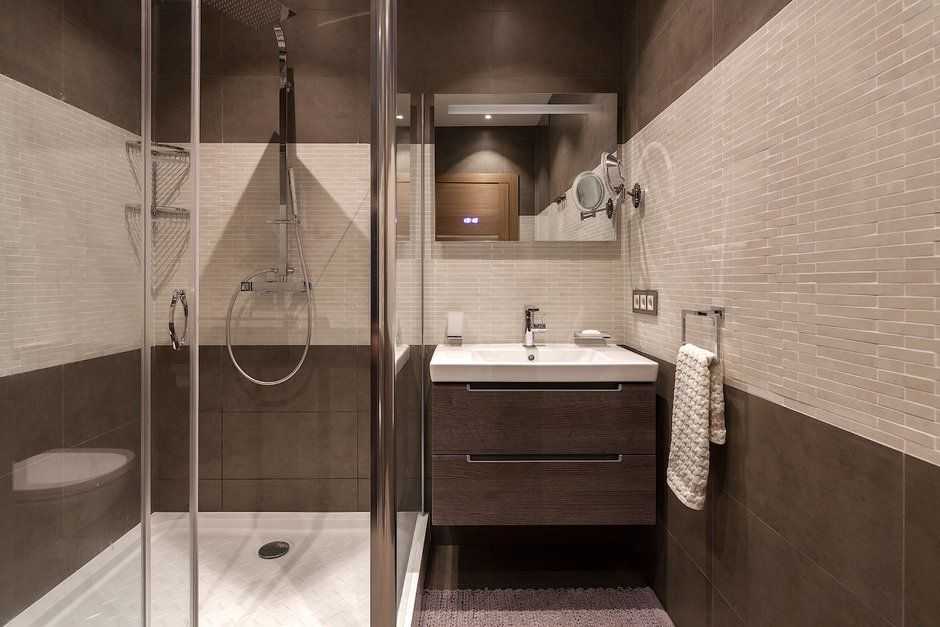 Что представляет собой современный дизайн ванной комнаты с модной плиткой при оформлении маленькой ванны  Как сделать комнату практичной, красивой, удобной