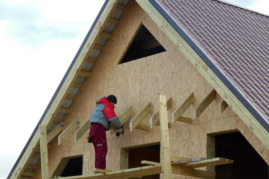 Обшивка фронтона (41 фото): чем можно обшить фронтон крыши дома? как сделать леса для работы? как зашить подешевле и красиво?