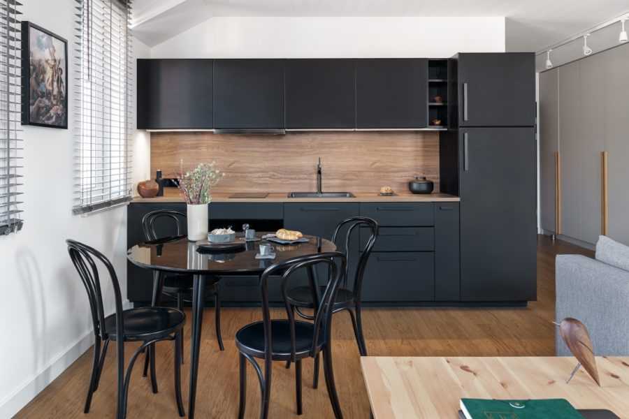 Черно-белые кухни являются довольно популярным решением, которое используется в разных стилях и дизайнах помещения. Как правильно использовать гарнитур с черным низом Какие решения с белым верхом в дизайне кухонного интерьера популярны сегодня