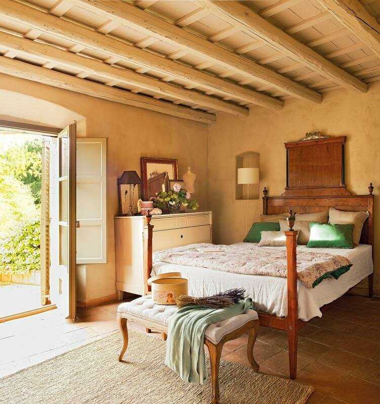 Спальня в деревенском стиле обеспечит максимальный комфорт