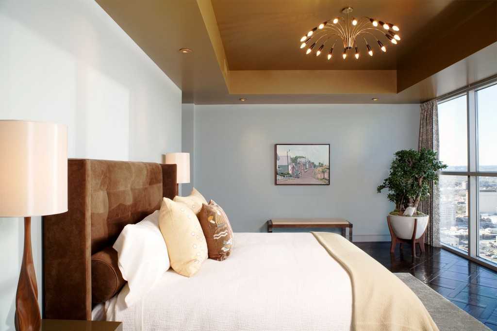 Потолки одноуровневые натяжные: с точечными светильниками, фото двухцветных, виды матовых в спальне, с подсветкой дизайн