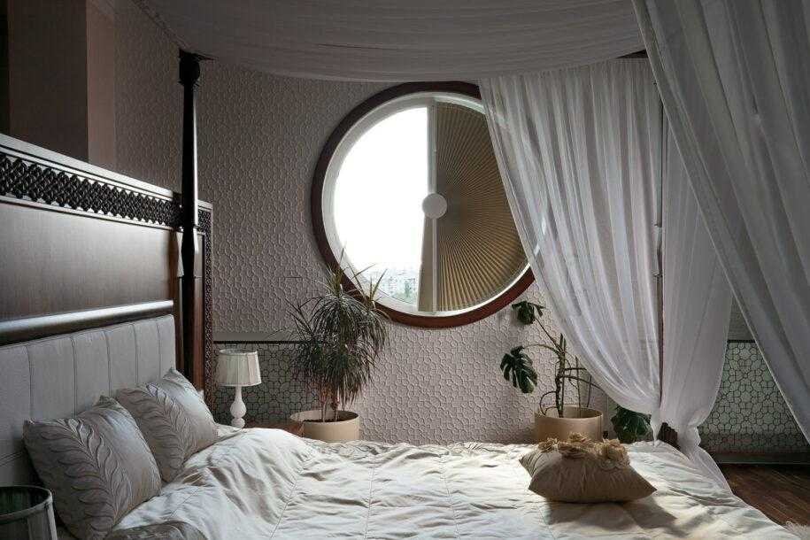 Дизайн спальни с панорамным, двумя или тремя окнами (55 фото): интерьер комнаты с большим и неровным окном