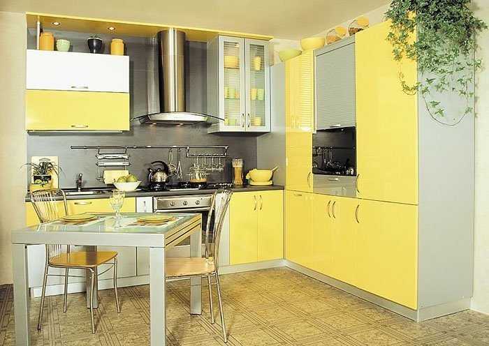 Красная кухня смотрится ярко и стильно во многих вариантах интерьера. Чем примечателен красный цвет кухонного гарнитура Как правильно сочетать цвета в интерьере кухни На какие нюансы обращать внимание в выборе отделки и мебели