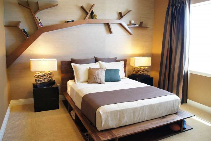 Что повесить над кроватью в спальне? 74 фото: оформление и декор стен панно, как украсить фресками, дизайн изголовья кровати