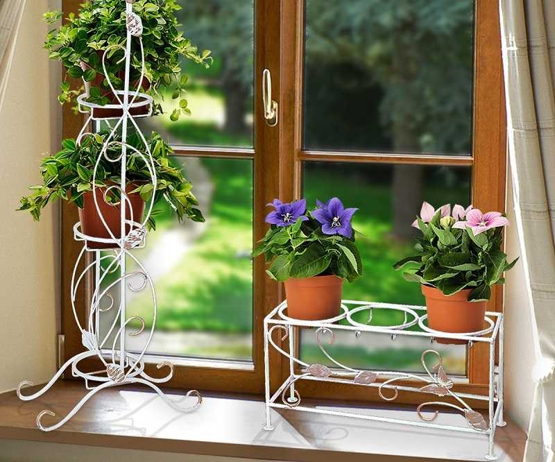 Подставка для цветов (43 фото): особенности стойки на колесиках для комнатных растений. как выбрать высокую цветочницу из ротанга?