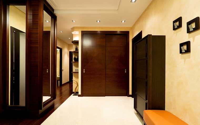 Освещение в коридоре и прихожей с натяжным и другим типом потолка: основной свет и подсветка, варианты для узкого, длинного помещения