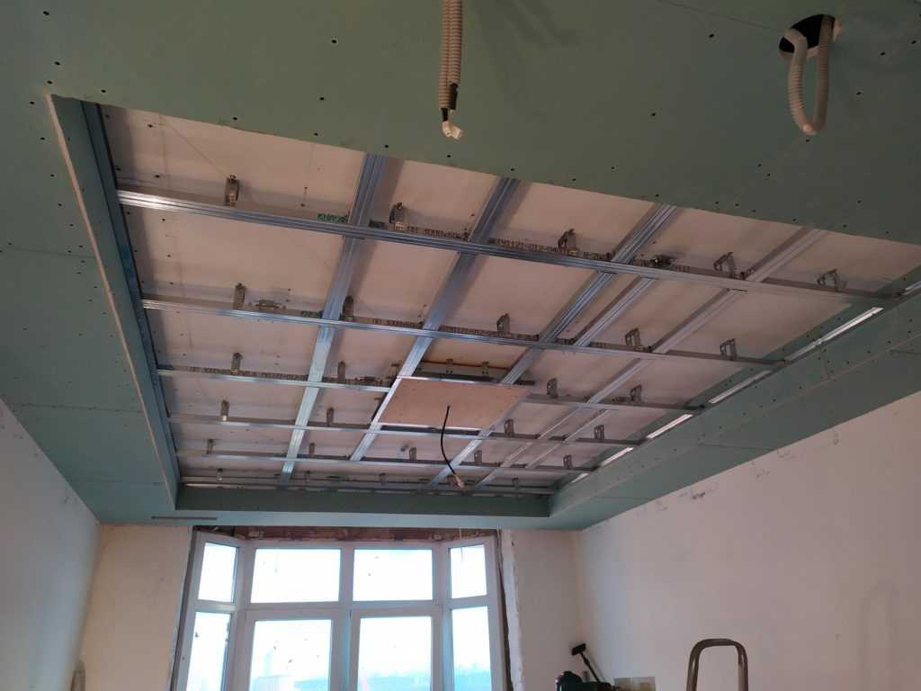 Потолок из гипсокартона с подсветкой (63 фото): гипсокартонный парящий потолок, подвесная конструкция с бортиком в спальне