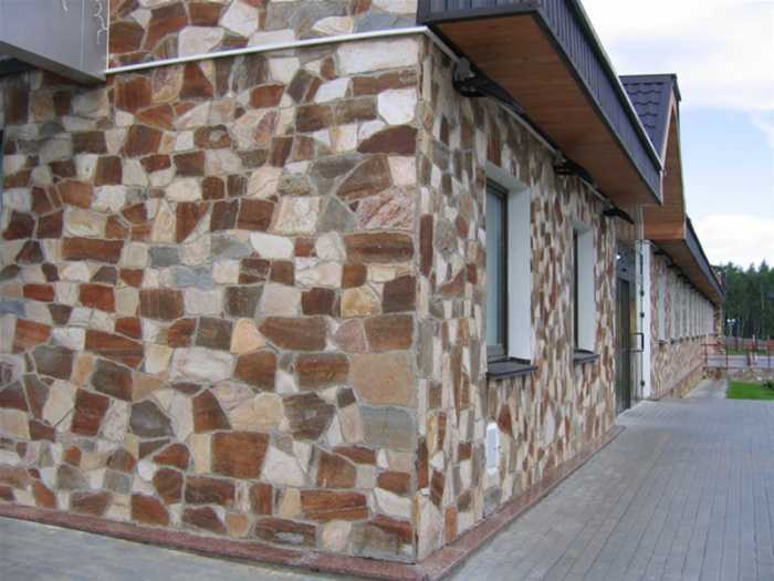 Фасадные панели под камень (40 фото): материал для отделки фундамента дома снаружи, характеристики сырья для внешней обшивки фасада, примеры в наружной облицовке