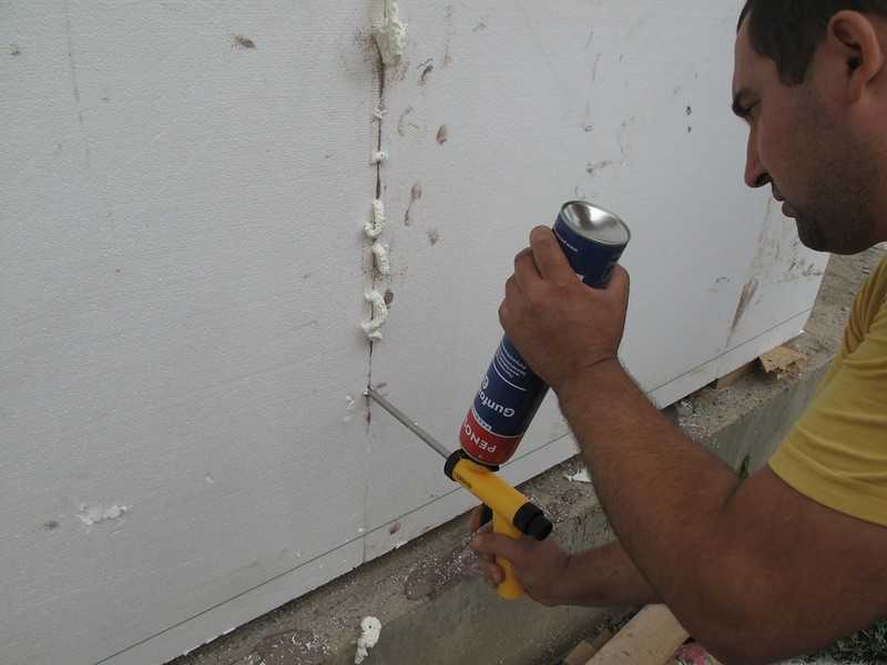На что приклеить гипсокартон к стене и потолку: монтаж на газобетон и прочие поверхности. как клеить гипсокартон на стены: инструкции, выбор материала, рекомендации как клеится гипсокартон на стены