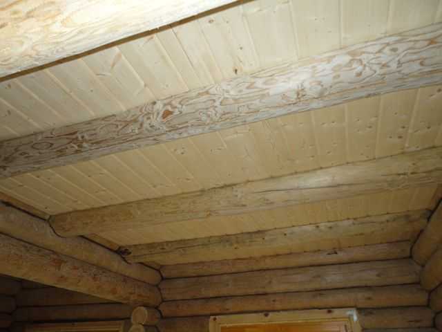 Деревянный потолок с декоративными балками: 165+ (фото) отделки