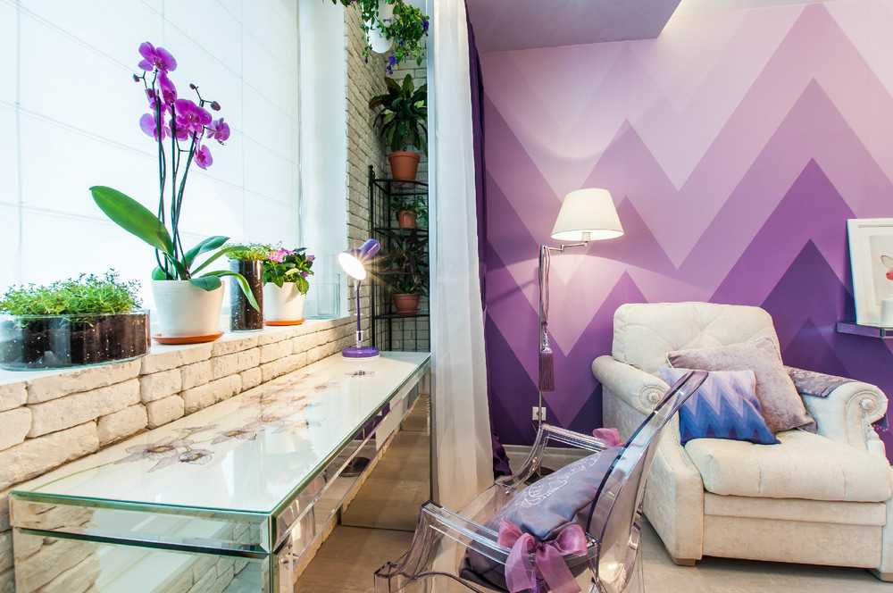 Фиолетовый цвет в интерьере является довольно стильным и смелым выбором. С чем сочетаются фиолетовые стены и потолки в комнате Как смотрится сочетание с лиловыми и коричневыми, синими и сливовыми тонами От каких цветовых комбинаций лучше отказаться